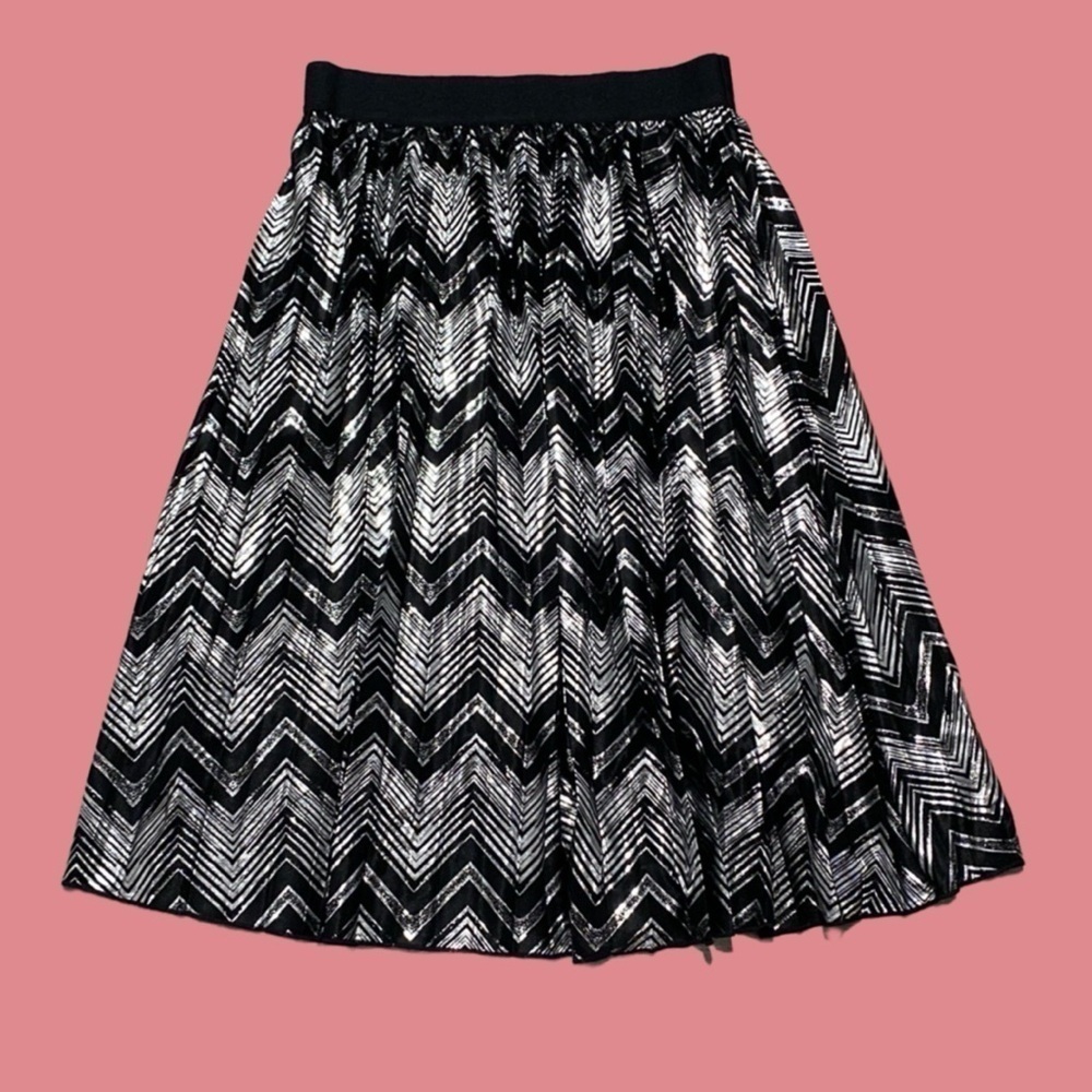 LuLaRoe Women’s Black & Silver Metallic Pleated Skirt Sz M